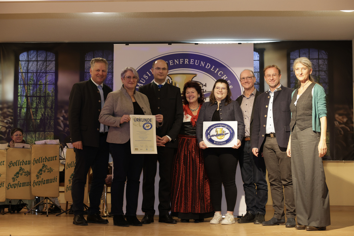 Unser Foto zeigt (von links) Dr. Rudolf Neumaier (Geschftsfhrer Bayerischer Landesverein fr Heimatpflege), Claudia Sautter, Staatsminister Albert Fracker, Erna Dirschinger, Viktoria Sautter, Stv. Landrat Erwin Seiler, MdL Wolfgang Fackler und Evi Heig